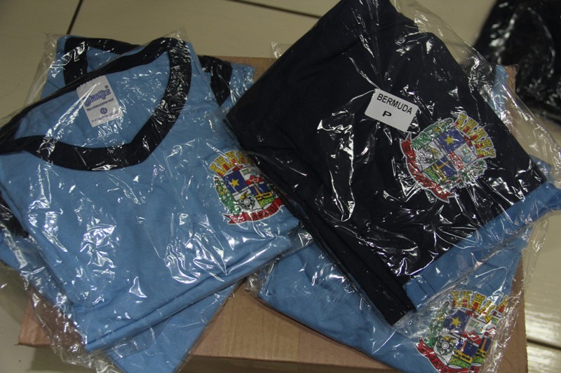 Educação entrega 10 mil uniformes 